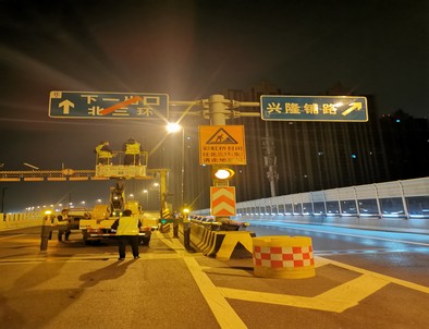 日喀则郑州市北三环彩虹桥交通标志牌安装现场